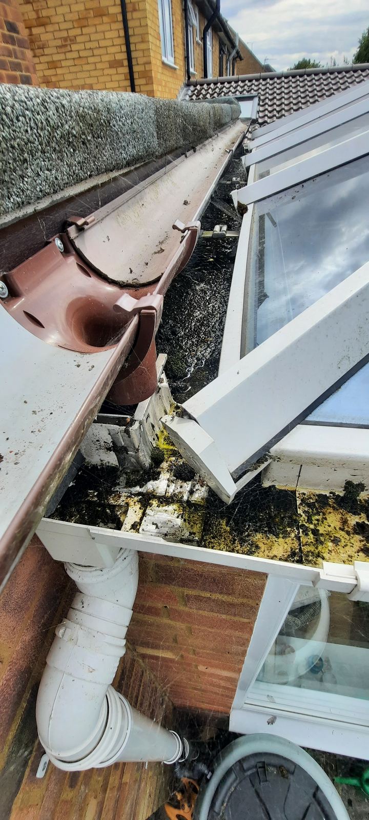 Gutter and downpipe at the junction of two roofs, photo 2 of 4